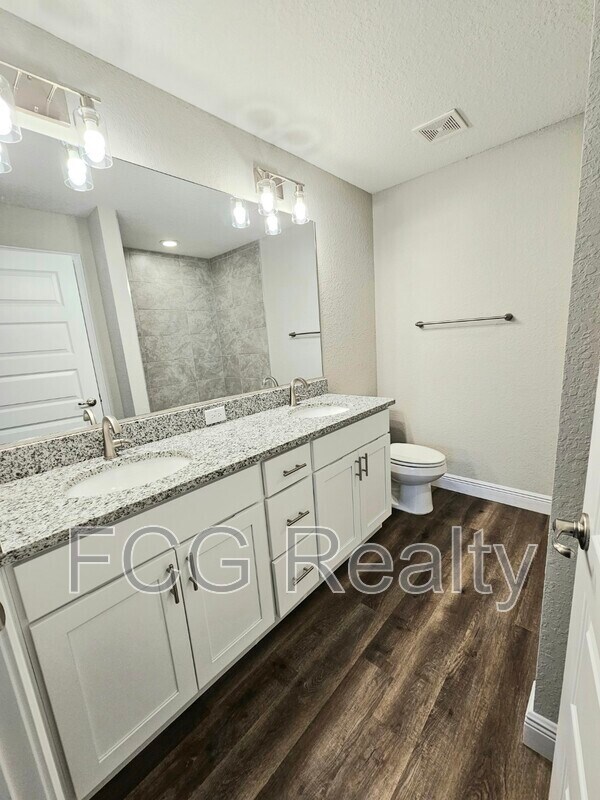 Building Photo - 212 Oak Ln