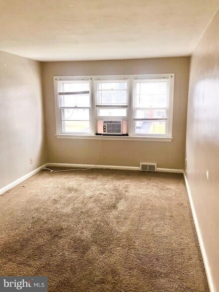 Building Photo - 50 Dymond Ave