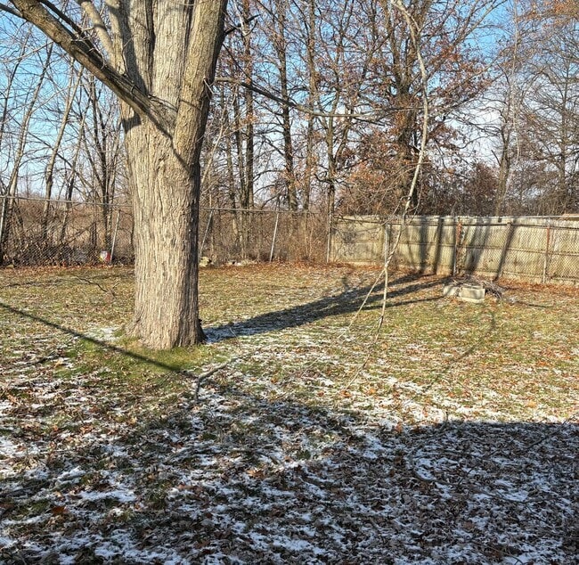 Building Photo - three bedroom one bath home with attached garage for rent