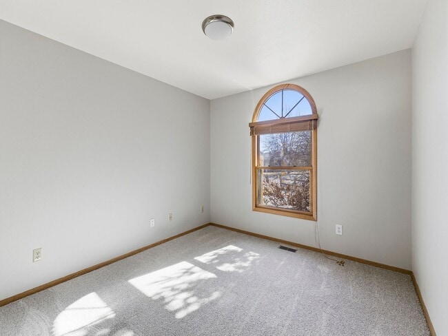 Building Photo - Beautiful Home with New Carpets, Fenced Yard, A/C, and Finished Basement!