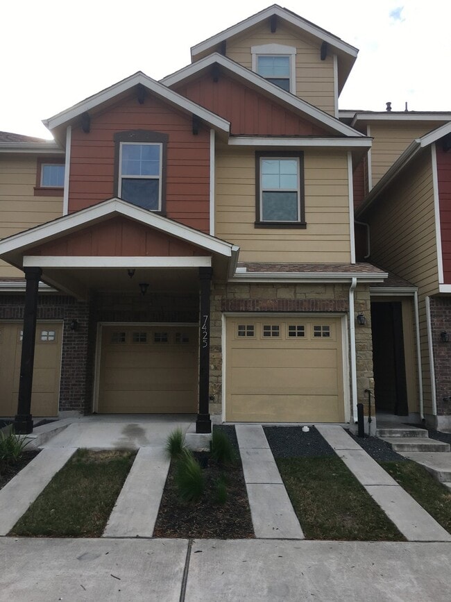 Primary Photo - BEAUTIFUL TOWNHOUSE IN CRESTVIEW