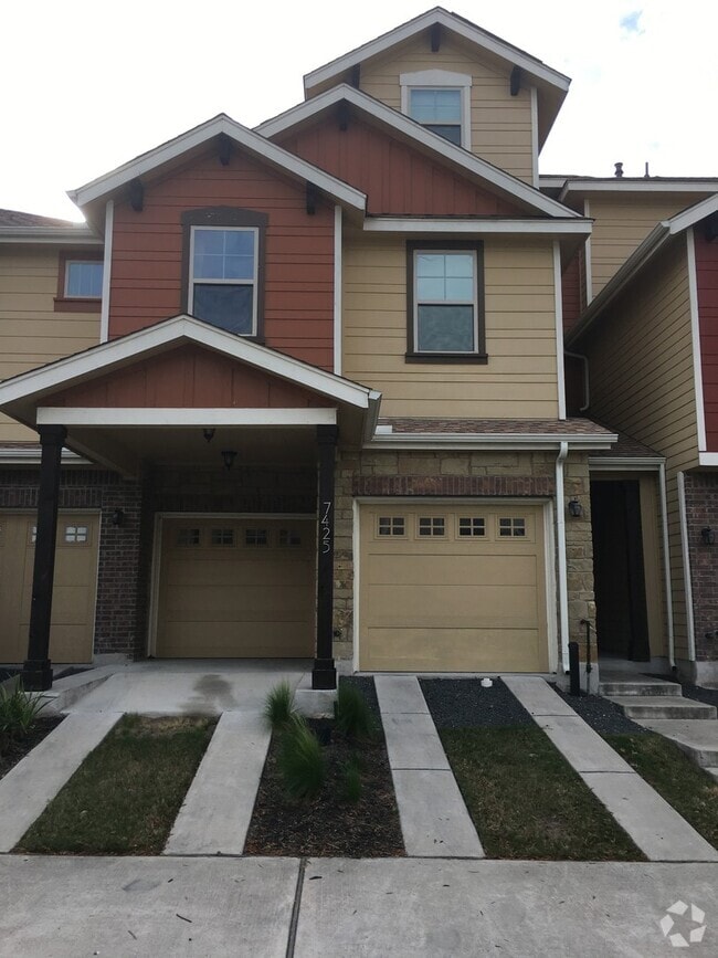 Building Photo - BEAUTIFUL TOWNHOUSE IN CRESTVIEW