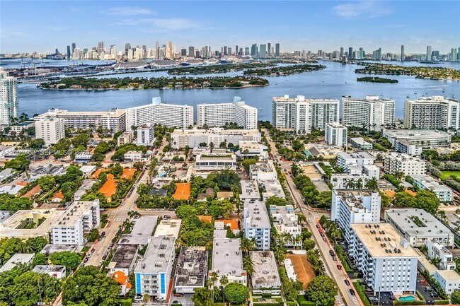 Building Photo - 1002 10th St