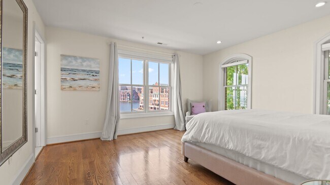 Building Photo - Waterfront living in the heart of Canton!