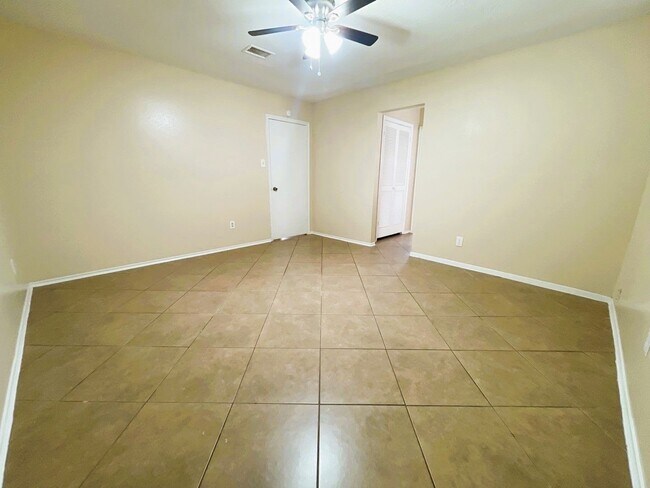 Building Photo - 5615 Lynngate Dr