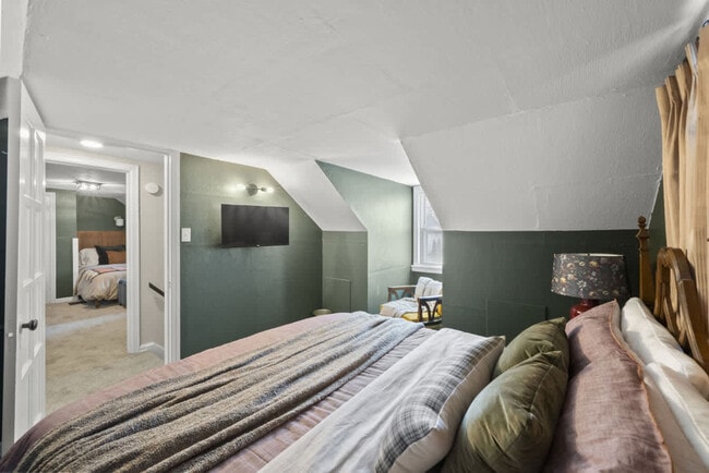 Building Photo - 1710 Hess Blvd