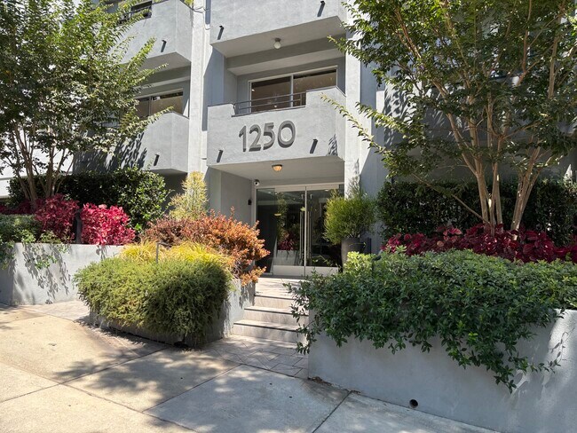 Building Photo - 1250 N Kings Rd