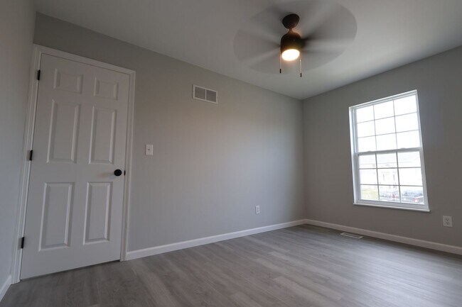 Building Photo - Beautiful 3 Bed 2.5 Bath w/2 Car Oversized Garage