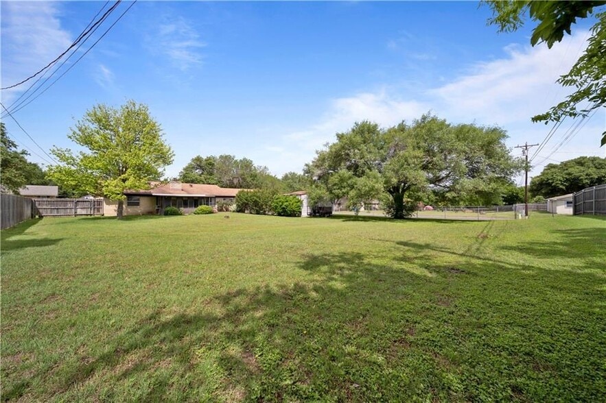 Building Photo - 324 texas ave