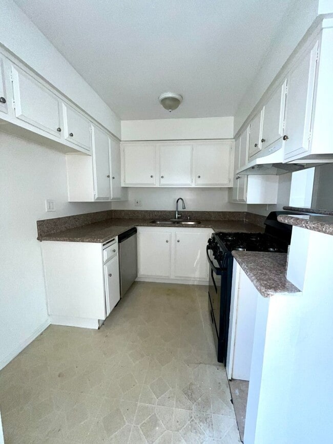 Building Photo - 12562 Brookshire Ave