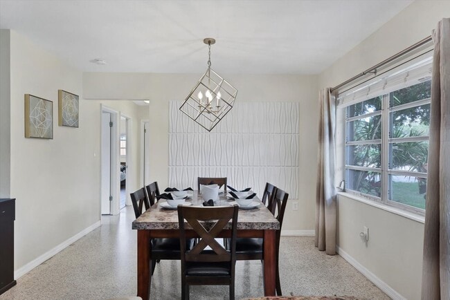 Building Photo - Charming 3 Bed/2 Bath + Den Home in Ringling Park – Minutes to Downtown Sarasota!