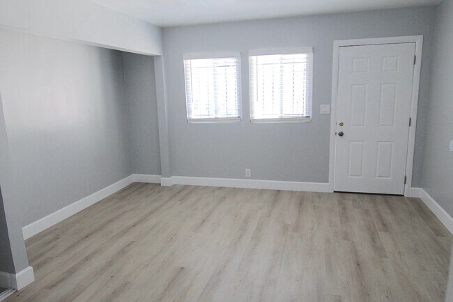 Building Photo - 3345 Del Mar Ave