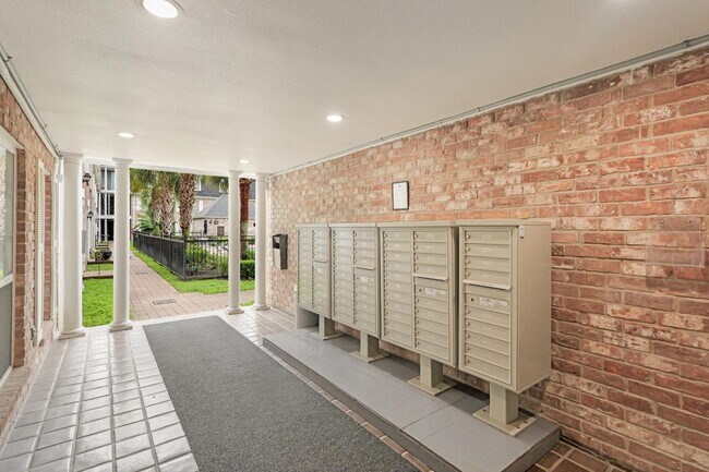 Building Photo - 357 N Post Oak Ln