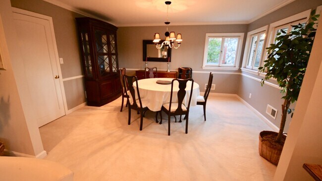 Building Photo - 5755 Doncaster Dr