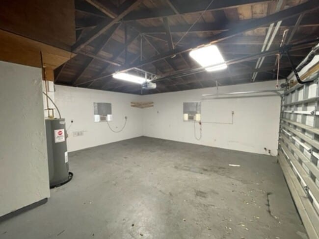 Building Photo - 2 BR/2 BA Beautifully Updated Home in Semi...