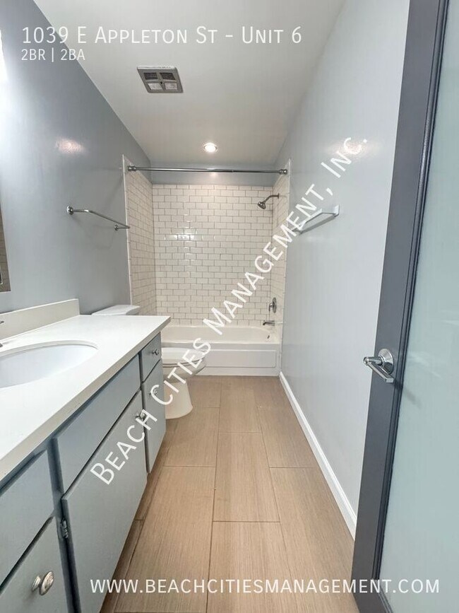 Building Photo - 1039 E Appleton St