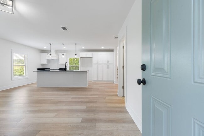 Building Photo - Four Bedroom Four Bath Home