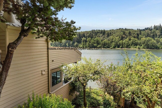 Building Photo - Stunning Riverfront Townhome in Sellwood