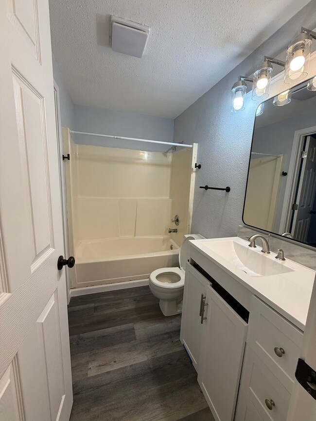 Building Photo - Ground-Level Unit in a Fourplex Near Tacoma Mall