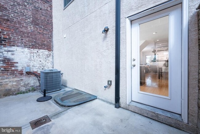 Building Photo - 2102 Berges St