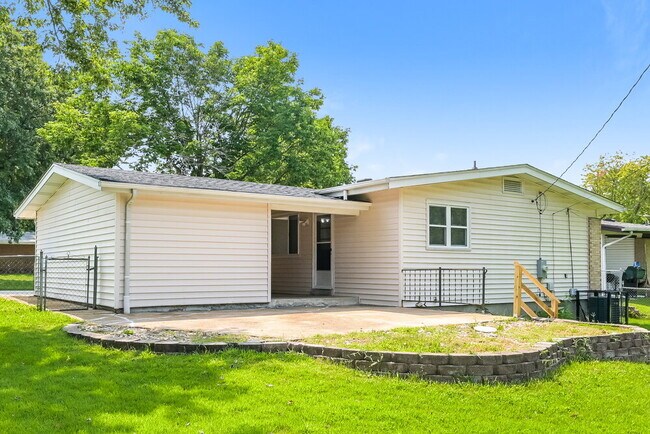 Building Photo - 1635 Trotterway Dr