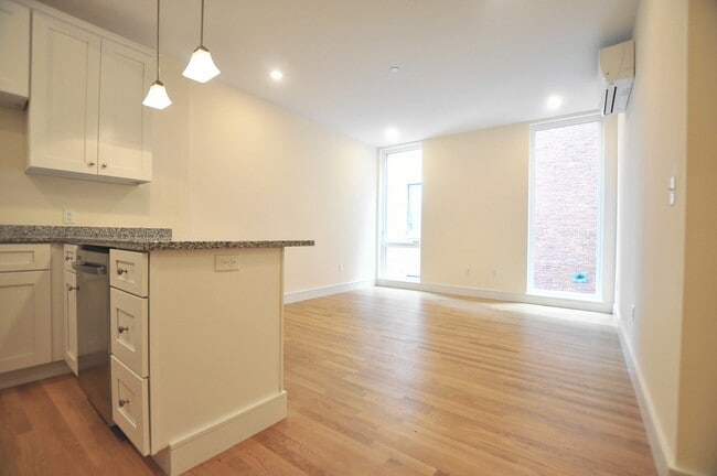 Building Photo - 877 Beacon St