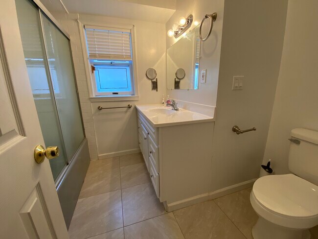 Building Photo - 75 Trantor Pl
