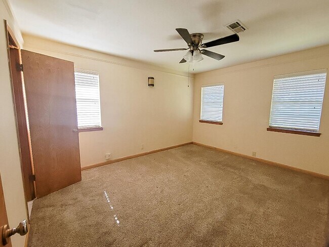 Building Photo - 1124 Harrison Ln