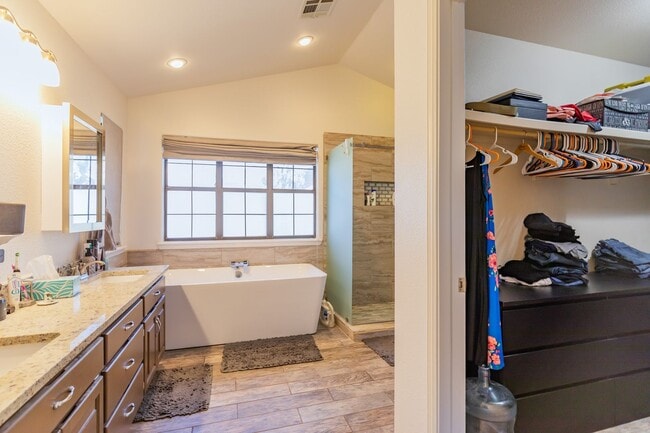 Building Photo - Beautiful Home in the Golf Course Area