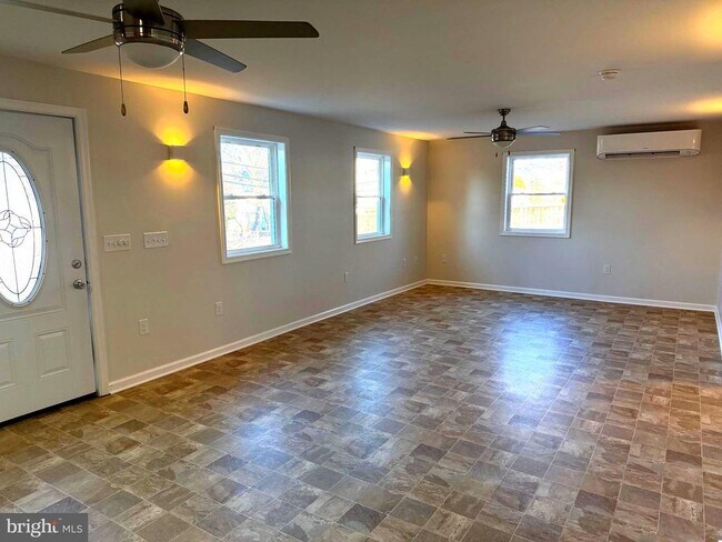 Building Photo - 18 N C and P Ln