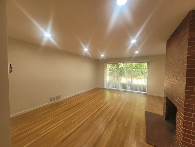 Building Photo - 3 bedroom home close to Land Park
