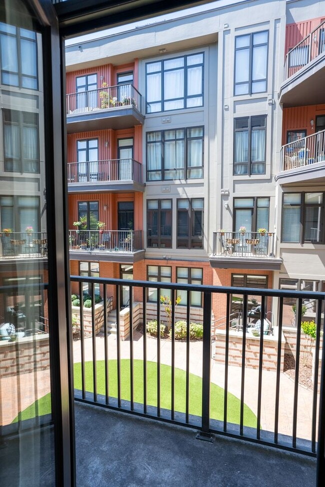 Building Photo - STUDIO Condominium next to Walnut Street B...