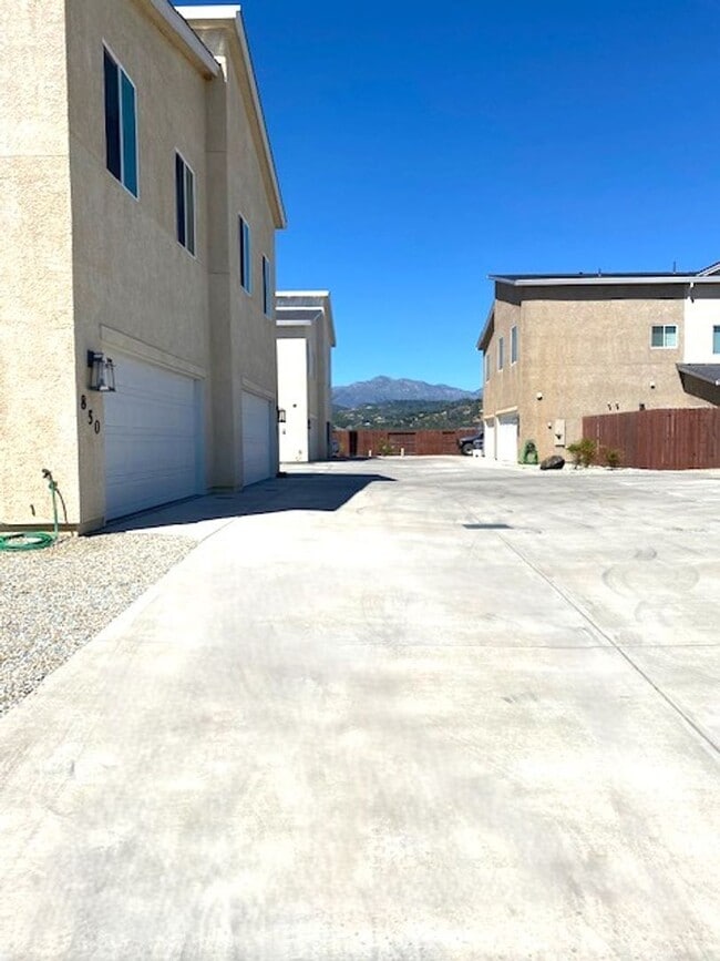 Building Photo - Luxury Townhome in West Redding!