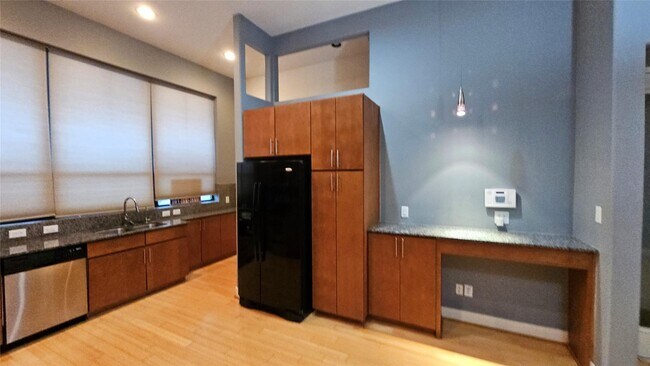 Building Photo - 2301 Camden Dr