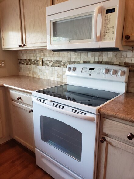 Building Photo - 5225 White Willow Dr