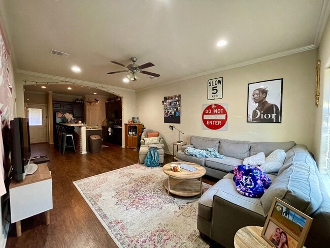 Building Photo - BEAUTIFUL 2/2.5 in Gateway Villas! August ...