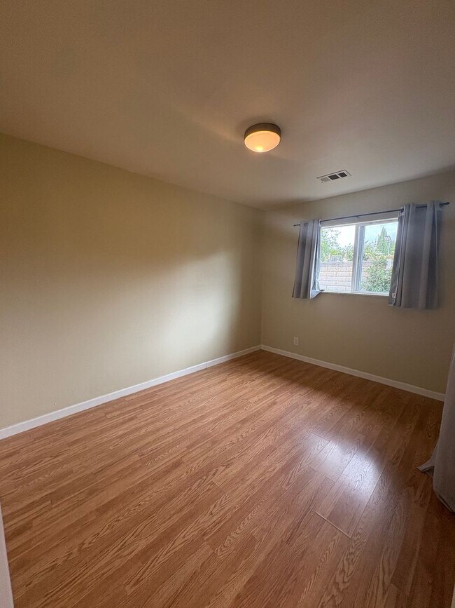 Building Photo - 4817 Hansen Ave