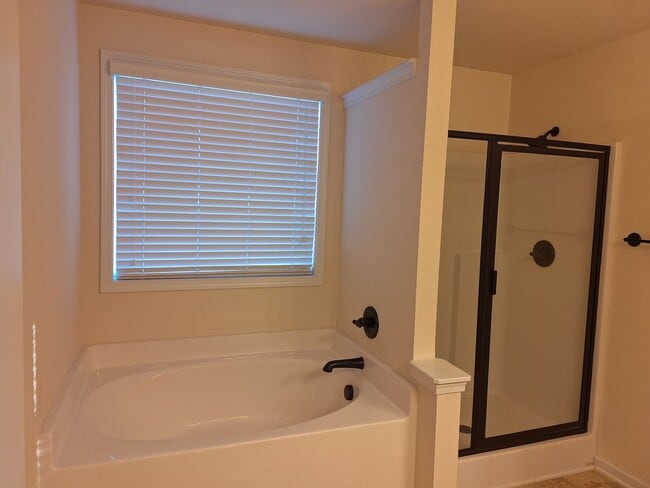 Building Photo - Wonderful Three Bedroom Home in Northeast ...