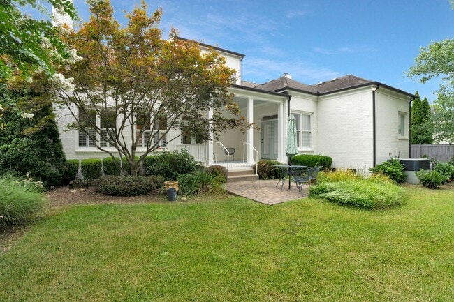 Building Photo - Stunning 4BE/3.5BA home in the very desira...