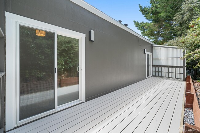 Building Photo - 628 Los Palmos Dr