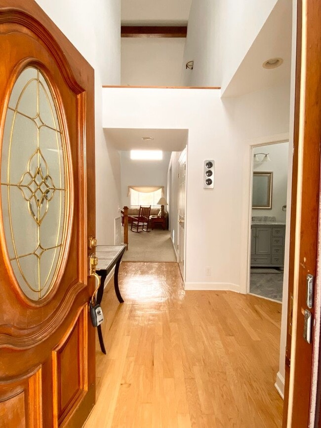 Building Photo - FULLY-FURNISHED GORGEOUS TOWNHOME!