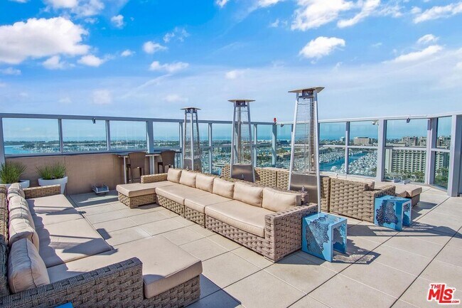 Building Photo - 13700 Marina Pointe Dr