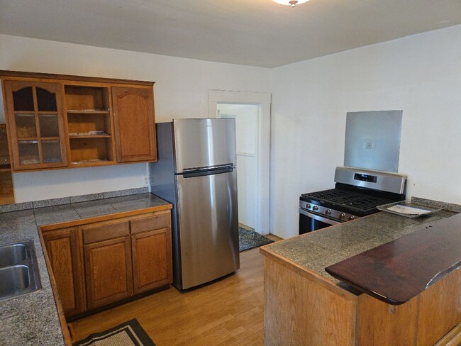 Building Photo - 3-bedroom pet-friendly South-Eureka home f...