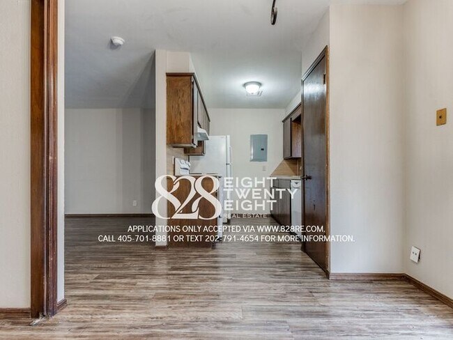 Building Photo - West Norman 2 Bed/1 Bath Duplex WITH Fenced Backyard! AVAILABLE NOW!