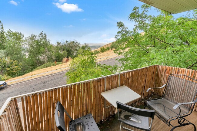 Building Photo - 665 Columbus St E