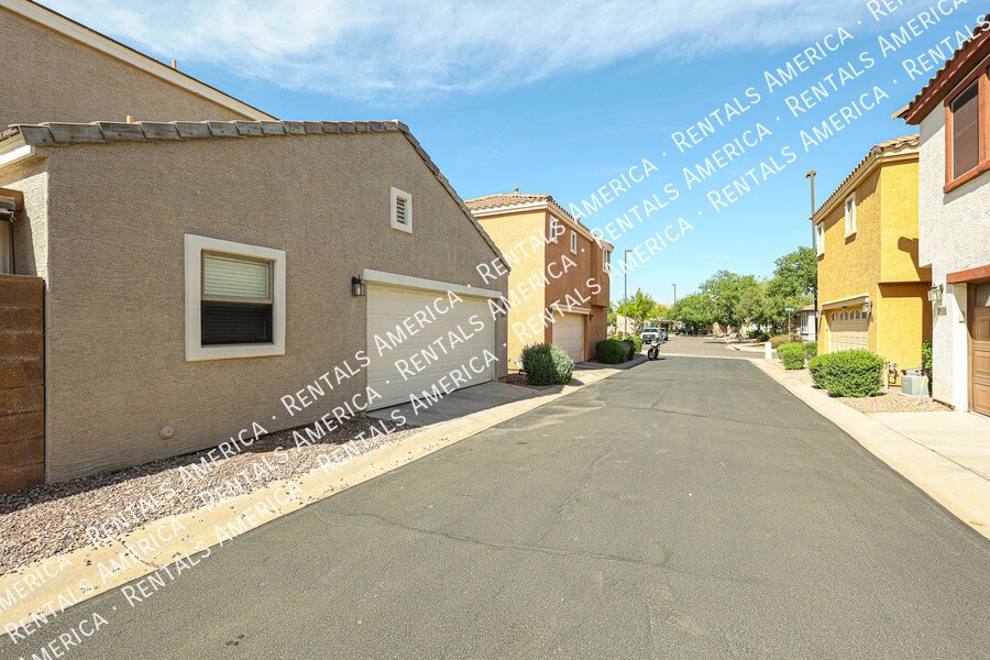 Building Photo - 2665 E Bart St