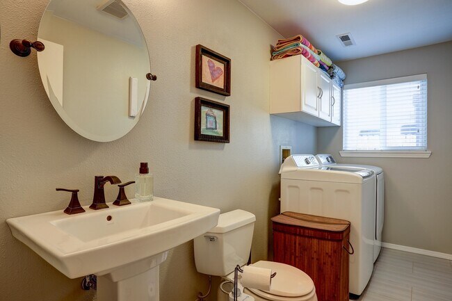 Building Photo - 1086 NE Locksley Dr