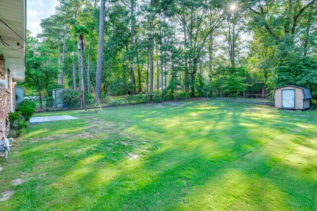 Building Photo - 2532 Parkwood Dr
