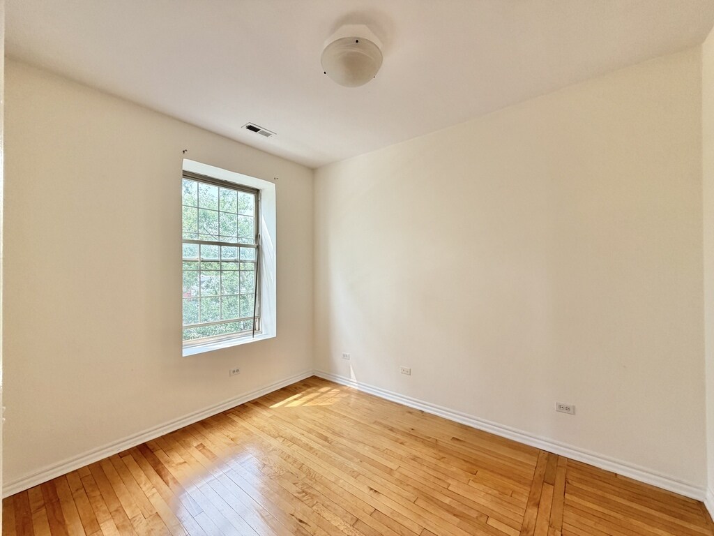 Building Photo - 2537 N Kildare Ave
