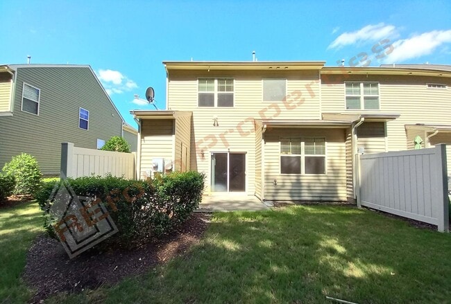 Building Photo - Beautiful 3 Bedroom 2 Car Garage End unit in Manchester Park, Morrisville,  Available May 7th!